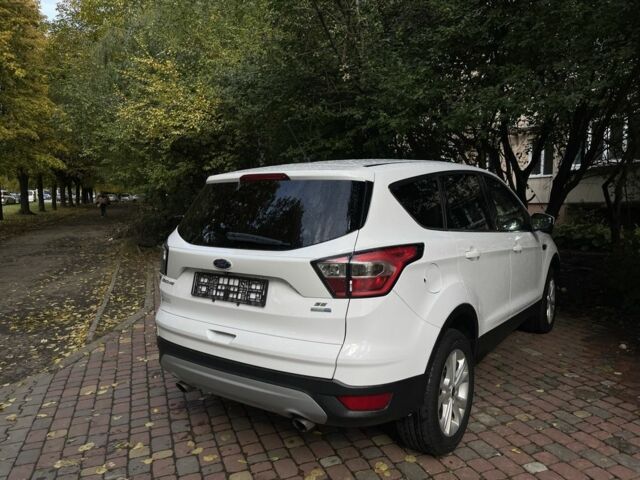 Белый Форд Эскейп, объемом двигателя 2 л и пробегом 64 тыс. км за 14500 $, фото 10 на Automoto.ua