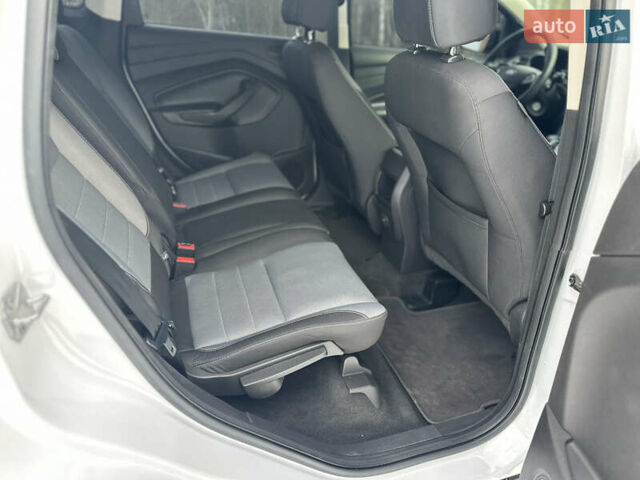 Белый Форд Эскейп, объемом двигателя 2.5 л и пробегом 312 тыс. км за 10500 $, фото 6 на Automoto.ua