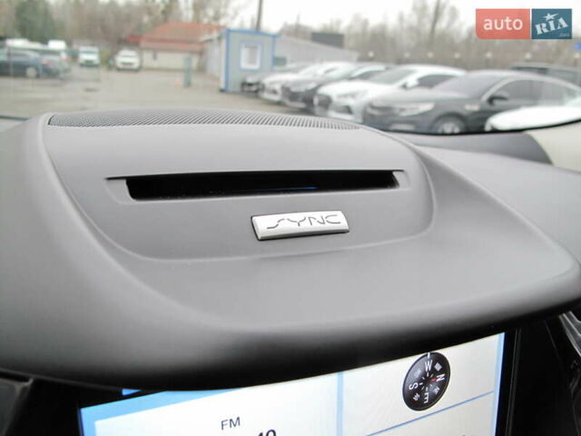 Белый Форд Эскейп, объемом двигателя 2 л и пробегом 117 тыс. км за 14000 $, фото 78 на Automoto.ua