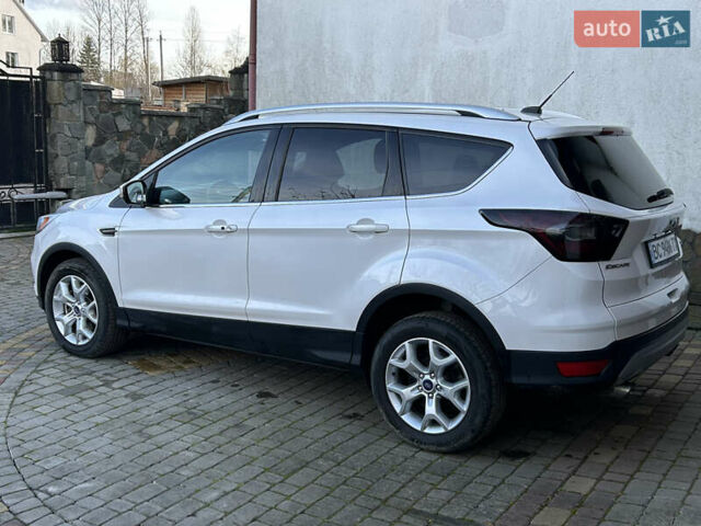 Белый Форд Эскейп, объемом двигателя 2 л и пробегом 217 тыс. км за 11900 $, фото 7 на Automoto.ua