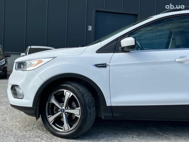 Белый Форд Эскейп, объемом двигателя 1.5 л и пробегом 105 тыс. км за 13980 $, фото 3 на Automoto.ua