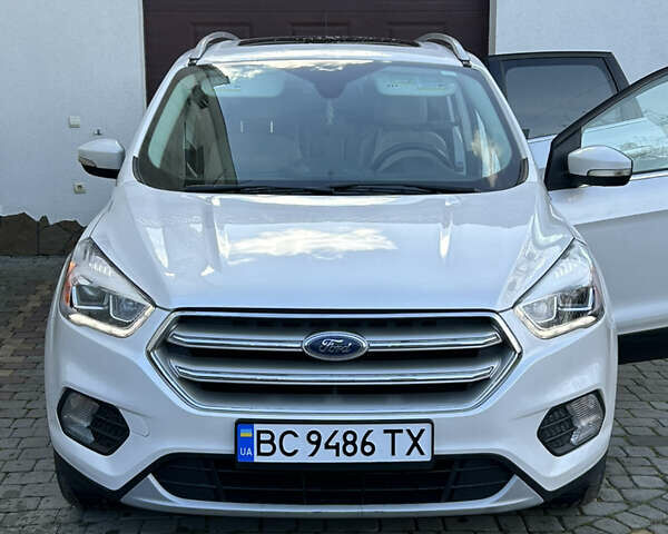 Белый Форд Эскейп, объемом двигателя 2 л и пробегом 217 тыс. км за 11900 $, фото 8 на Automoto.ua