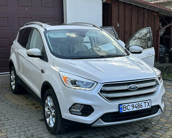 Белый Форд Эскейп, объемом двигателя 2 л и пробегом 217 тыс. км за 11900 $, фото 9 на Automoto.ua