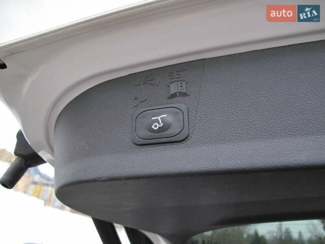 Белый Форд Эскейп, объемом двигателя 2 л и пробегом 117 тыс. км за 14000 $, фото 33 на Automoto.ua