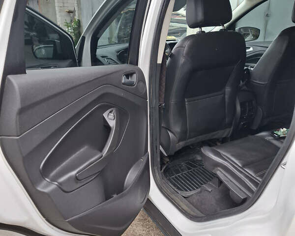 Белый Форд Эскейп, объемом двигателя 2 л и пробегом 180 тыс. км за 12000 $, фото 5 на Automoto.ua