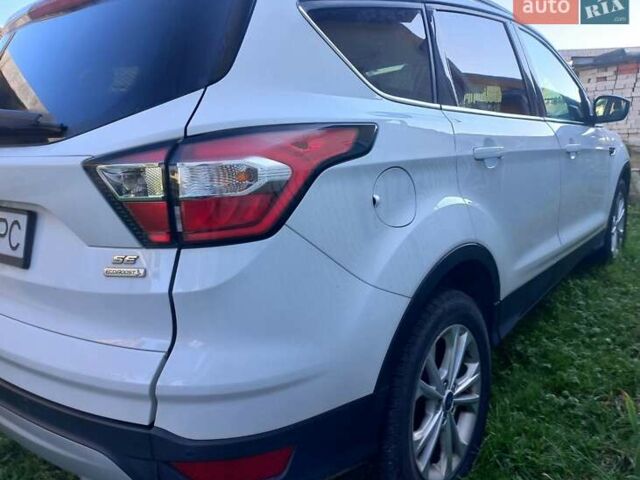 Белый Форд Эскейп, объемом двигателя 1.5 л и пробегом 195 тыс. км за 13250 $, фото 2 на Automoto.ua
