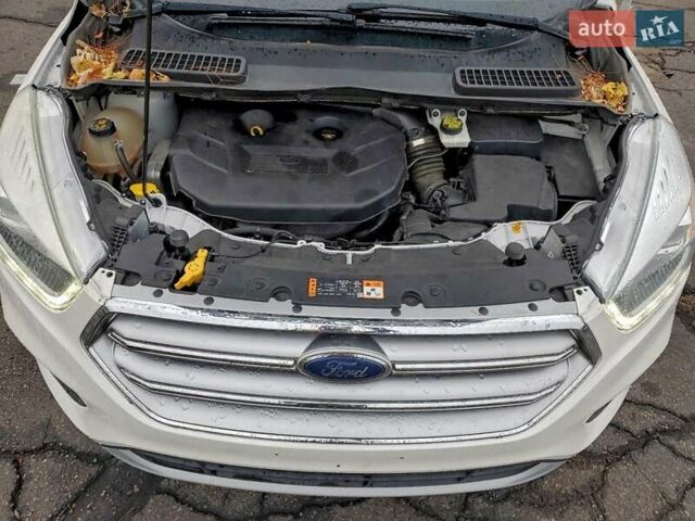 Белый Форд Эскейп, объемом двигателя 2 л и пробегом 159 тыс. км за 1900 $, фото 10 на Automoto.ua