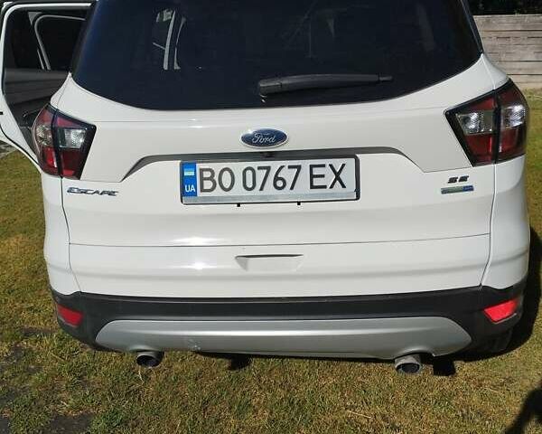 Белый Форд Эскейп, объемом двигателя 2 л и пробегом 110 тыс. км за 13600 $, фото 3 на Automoto.ua