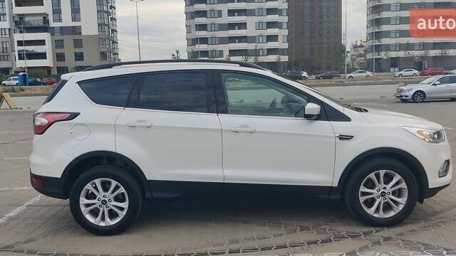 Белый Форд Эскейп, объемом двигателя 1.5 л и пробегом 90 тыс. км за 13500 $, фото 3 на Automoto.ua
