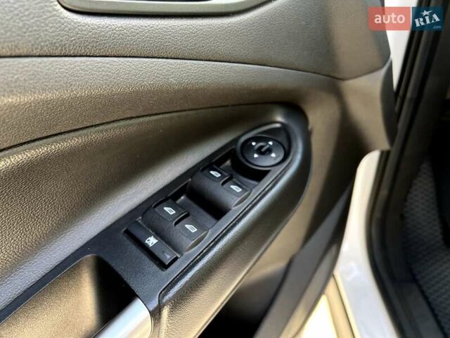 Білий Форд Ескейп, об'ємом двигуна 1.5 л та пробігом 130 тис. км за 13600 $, фото 8 на Automoto.ua