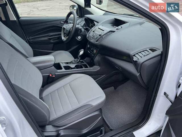 Белый Форд Эскейп, объемом двигателя 2.49 л и пробегом 115 тыс. км за 14000 $, фото 18 на Automoto.ua