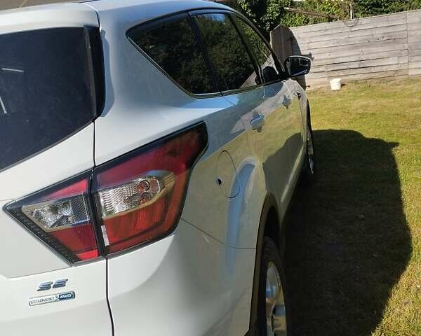 Белый Форд Эскейп, объемом двигателя 2 л и пробегом 110 тыс. км за 13600 $, фото 4 на Automoto.ua