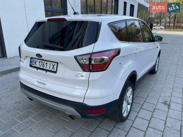 Белый Форд Эскейп, объемом двигателя 1.5 л и пробегом 270 тыс. км за 11000 $, фото 3 на Automoto.ua