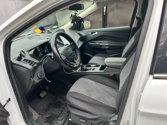 Форд Эскейп 2017 в Харькове на Automoto.ua Белый Форд Эскейп, объемом двигателя 1.5 л и пробегом 158 тыс. км за 13800 $, фото 4 на Automoto.ua