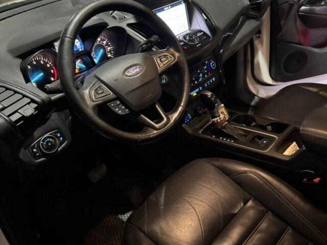 Белый Форд Эскейп, объемом двигателя 2 л и пробегом 130 тыс. км за 16825 $, фото 2 на Automoto.ua