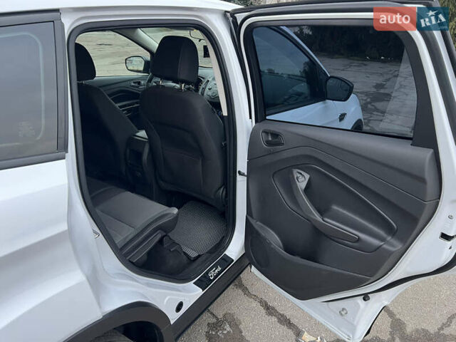 Белый Форд Эскейп, объемом двигателя 2.49 л и пробегом 115 тыс. км за 14000 $, фото 16 на Automoto.ua