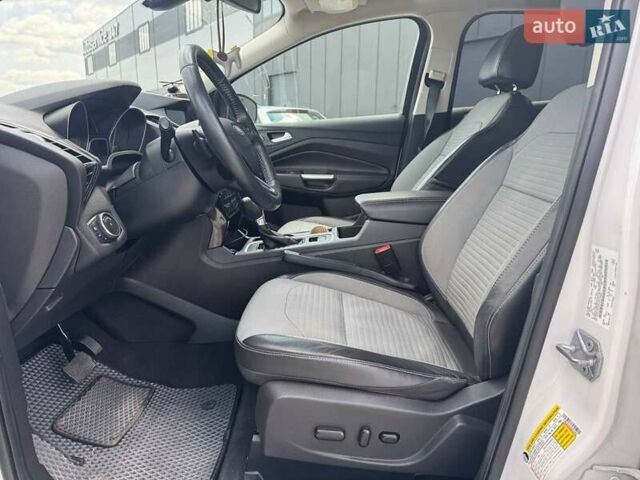 Белый Форд Эскейп, объемом двигателя 1.5 л и пробегом 98 тыс. км за 14990 $, фото 4 на Automoto.ua