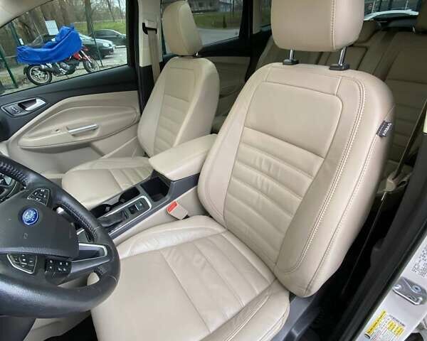 Белый Форд Эскейп, объемом двигателя 2 л и пробегом 82 тыс. км за 15300 $, фото 16 на Automoto.ua