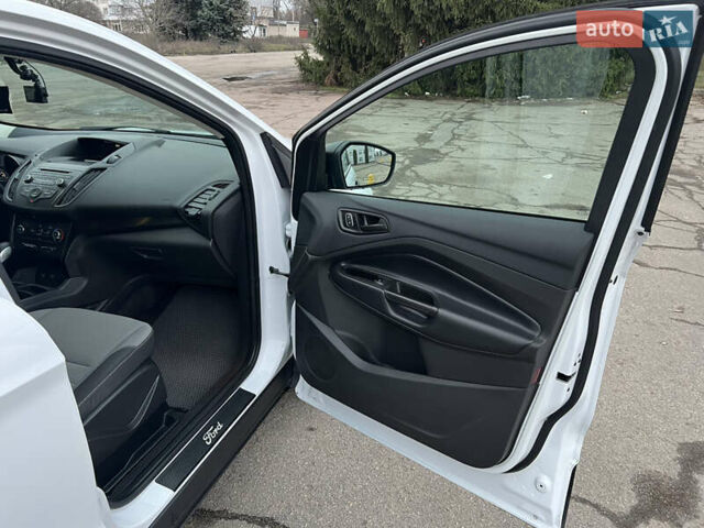 Белый Форд Эскейп, объемом двигателя 2.49 л и пробегом 115 тыс. км за 14000 $, фото 19 на Automoto.ua