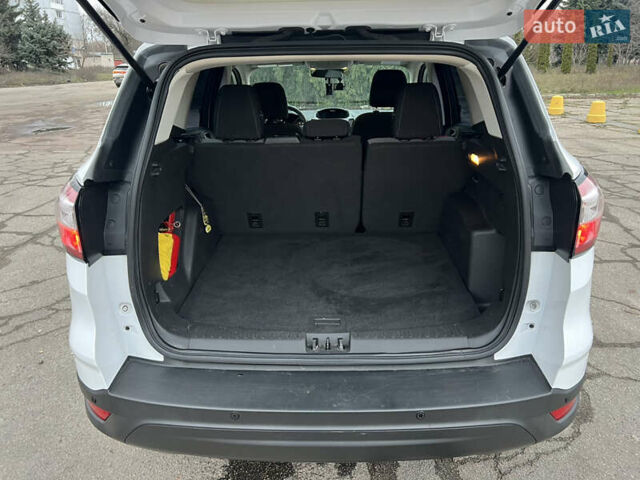 Белый Форд Эскейп, объемом двигателя 2.49 л и пробегом 115 тыс. км за 14000 $, фото 14 на Automoto.ua