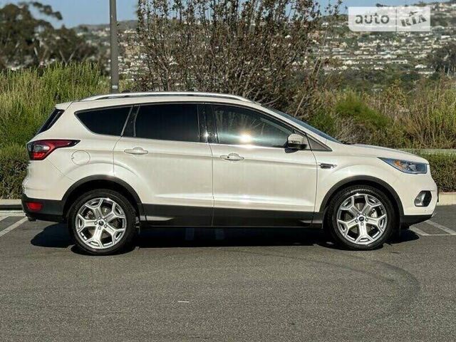 Белый Форд Эскейп, объемом двигателя 2 л и пробегом 106 тыс. км за 2900 $, фото 4 на Automoto.ua