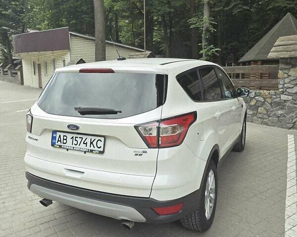 Белый Форд Эскейп, объемом двигателя 2 л и пробегом 174 тыс. км за 14300 $, фото 9 на Automoto.ua
