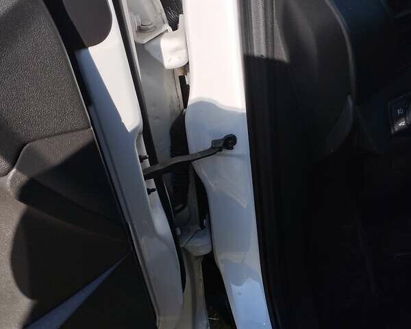 Белый Форд Эскейп, объемом двигателя 2 л и пробегом 110 тыс. км за 13600 $, фото 5 на Automoto.ua