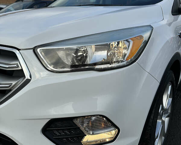 Белый Форд Эскейп, объемом двигателя 2 л и пробегом 140 тыс. км за 11900 $, фото 6 на Automoto.ua