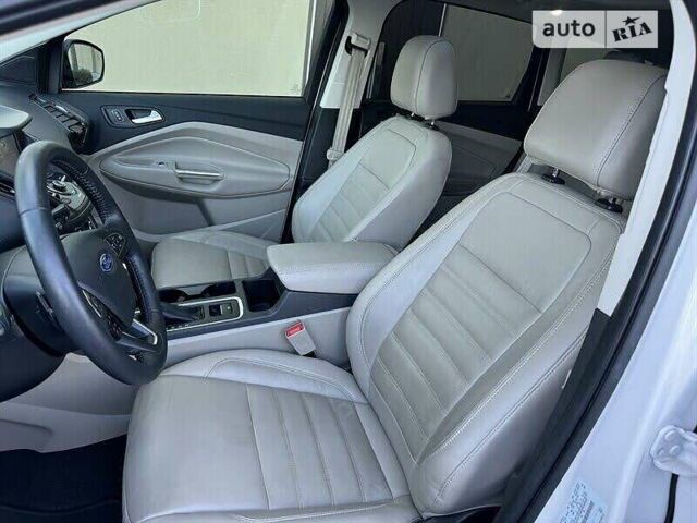 Белый Форд Эскейп, объемом двигателя 2 л и пробегом 106 тыс. км за 2900 $, фото 11 на Automoto.ua