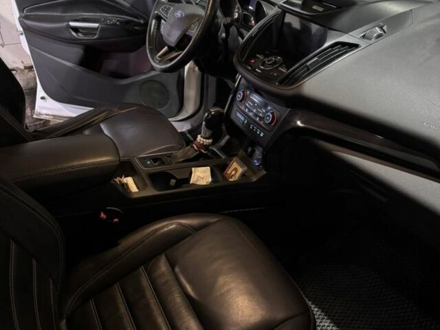 Белый Форд Эскейп, объемом двигателя 2 л и пробегом 130 тыс. км за 16825 $, фото 3 на Automoto.ua