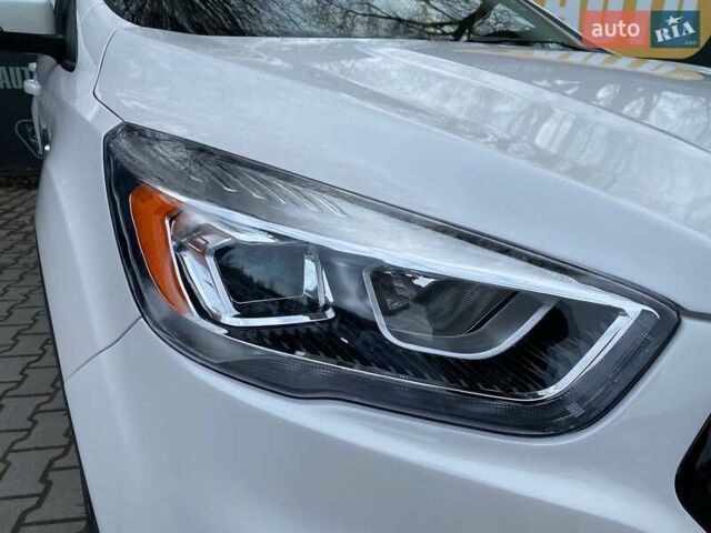 Белый Форд Эскейп, объемом двигателя 2 л и пробегом 82 тыс. км за 15300 $, фото 2 на Automoto.ua