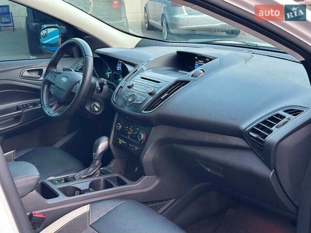 Белый Форд Эскейп, объемом двигателя 2.5 л и пробегом 111 тыс. км за 13490 $, фото 18 на Automoto.ua