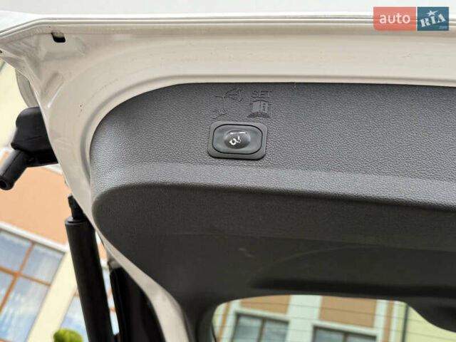 Белый Форд Эскейп, объемом двигателя 1.5 л и пробегом 130 тыс. км за 13400 $, фото 73 на Automoto.ua