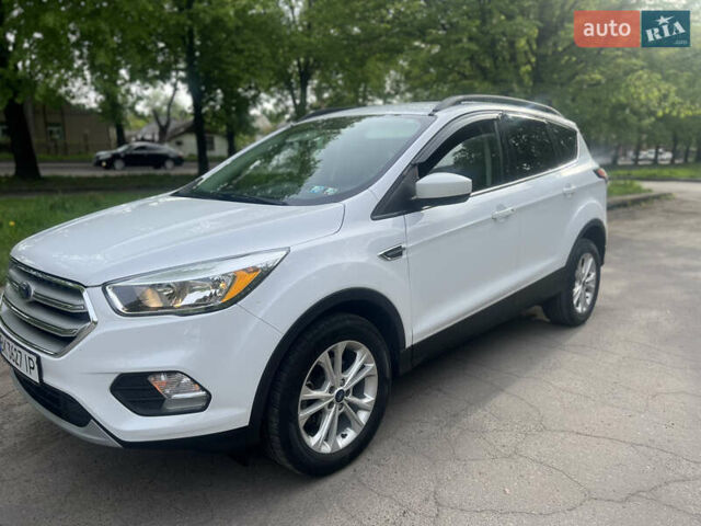 Белый Форд Эскейп, объемом двигателя 1.5 л и пробегом 181 тыс. км за 13200 $, фото 3 на Automoto.ua