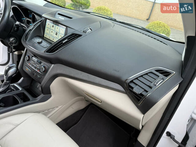 Белый Форд Эскейп, объемом двигателя 1.5 л и пробегом 130 тыс. км за 13400 $, фото 58 на Automoto.ua