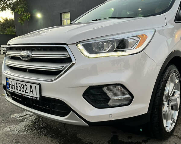 Белый Форд Эскейп, объемом двигателя 2 л и пробегом 93 тыс. км за 22000 $, фото 3 на Automoto.ua