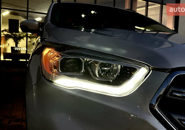 Белый Форд Эскейп, объемом двигателя 2 л и пробегом 146 тыс. км за 16500 $, фото 7 на Automoto.ua