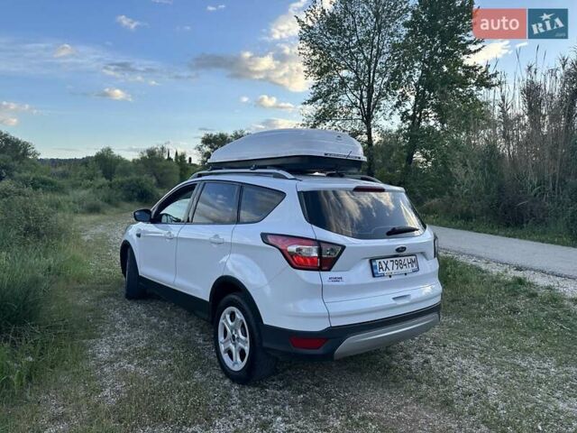Белый Форд Эскейп, объемом двигателя 2.5 л и пробегом 160 тыс. км за 12500 $, фото 5 на Automoto.ua
