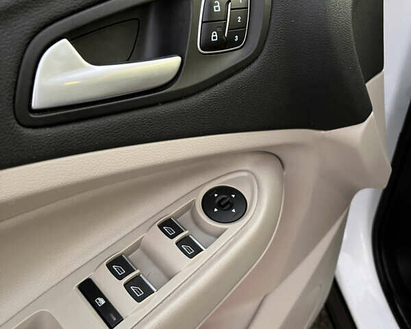 Белый Форд Эскейп, объемом двигателя 2 л и пробегом 93 тыс. км за 22000 $, фото 32 на Automoto.ua