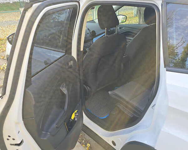 Белый Форд Эскейп, объемом двигателя 2.49 л и пробегом 65 тыс. км за 11000 $, фото 3 на Automoto.ua