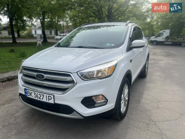 Белый Форд Эскейп, объемом двигателя 1.5 л и пробегом 181 тыс. км за 13200 $, фото 2 на Automoto.ua