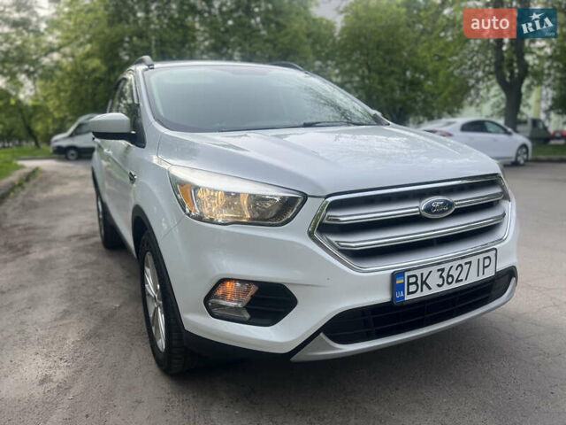 Белый Форд Эскейп, объемом двигателя 1.5 л и пробегом 181 тыс. км за 13200 $, фото 1 на Automoto.ua