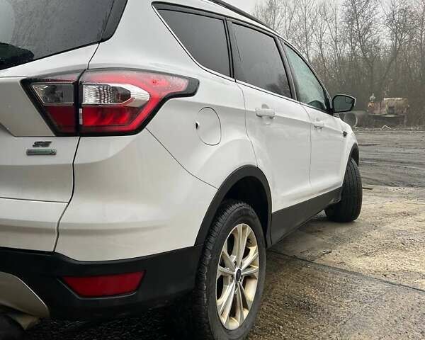 Белый Форд Эскейп, объемом двигателя 1.5 л и пробегом 320 тыс. км за 9800 $, фото 2 на Automoto.ua