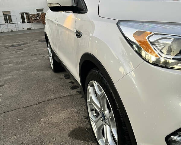 Белый Форд Эскейп, объемом двигателя 2 л и пробегом 93 тыс. км за 22000 $, фото 4 на Automoto.ua