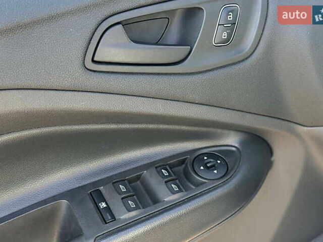 Белый Форд Эскейп, объемом двигателя 2.5 л и пробегом 97 тыс. км за 11000 $, фото 5 на Automoto.ua