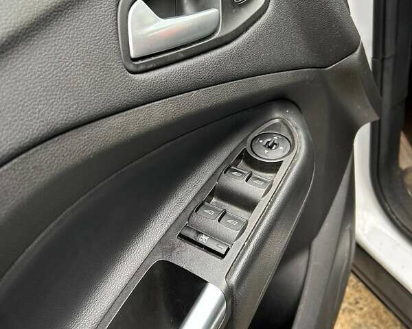 Белый Форд Эскейп, объемом двигателя 1.5 л и пробегом 320 тыс. км за 9800 $, фото 6 на Automoto.ua