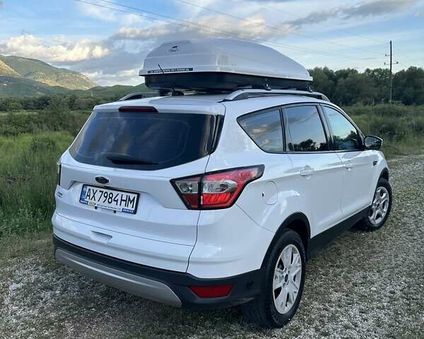 Белый Форд Эскейп, объемом двигателя 2.5 л и пробегом 160 тыс. км за 12500 $, фото 2 на Automoto.ua