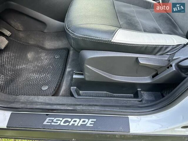 Белый Форд Эскейп, объемом двигателя 2.5 л и пробегом 160 тыс. км за 12500 $, фото 23 на Automoto.ua