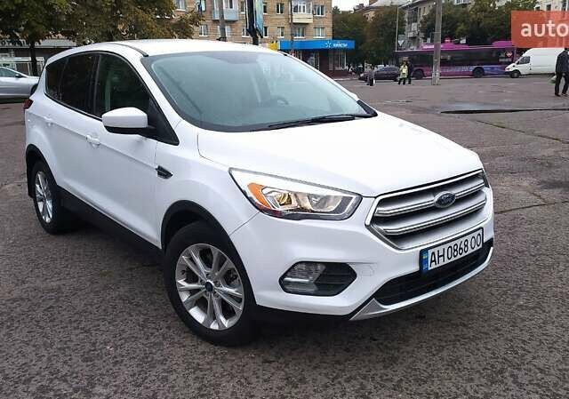 Белый Форд Эскейп, объемом двигателя 2 л и пробегом 75 тыс. км за 19500 $, фото 1 на Automoto.ua
