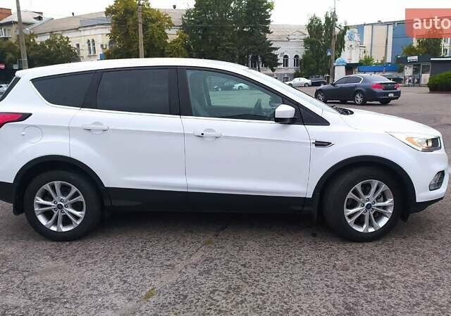 Белый Форд Эскейп, объемом двигателя 2 л и пробегом 75 тыс. км за 19500 $, фото 3 на Automoto.ua